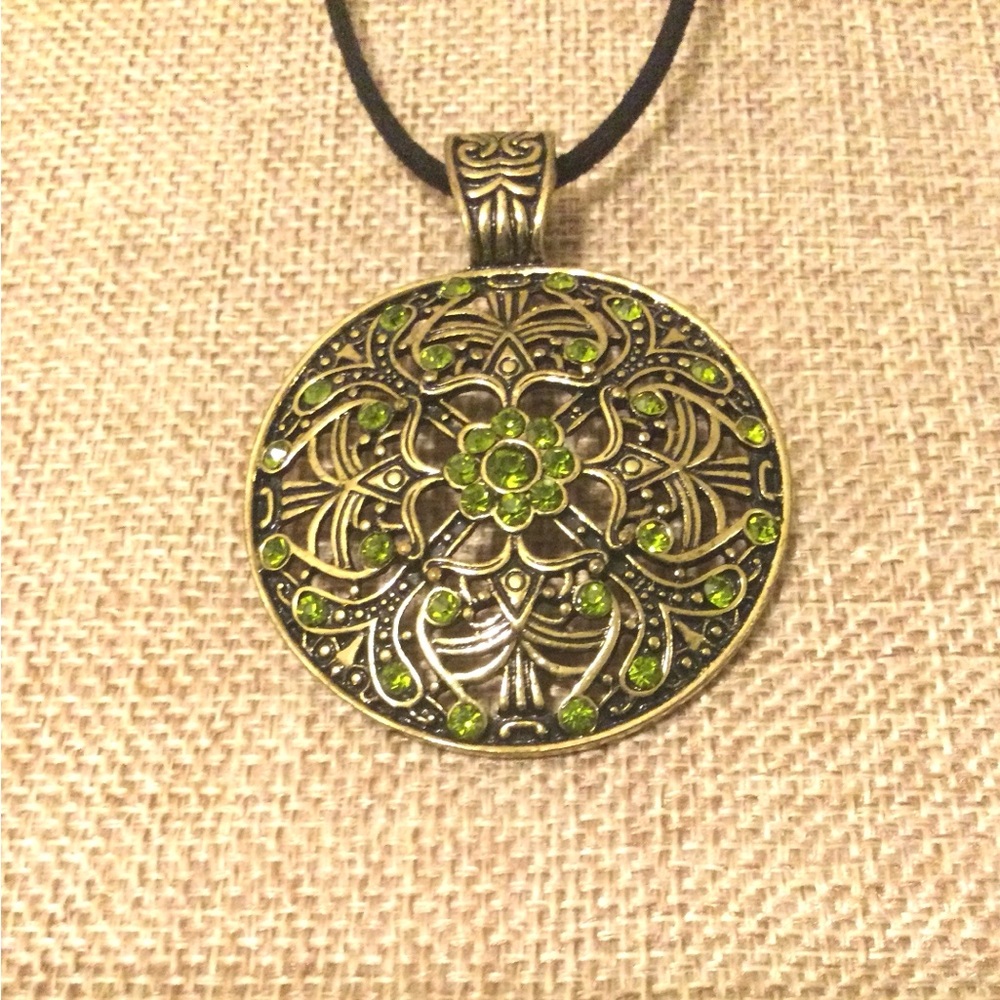 Elegant Gold and Green Vintage Style Pendant Necklace